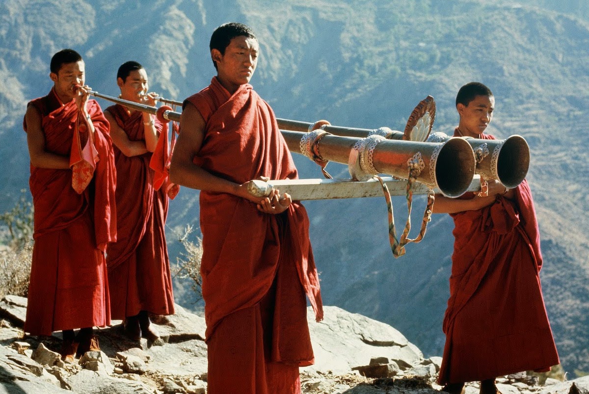 lạt-ma Tây Tạng nâng tảng đá bằng âm thanh 