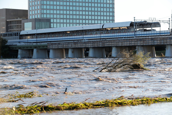 Lũ trên sông Tama, đoạn gần thủ đô Tokyo, Nhật Bản - Ảnh: REUTERS